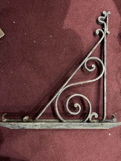 Pair of iron hanging lanterns and their gallows

H....