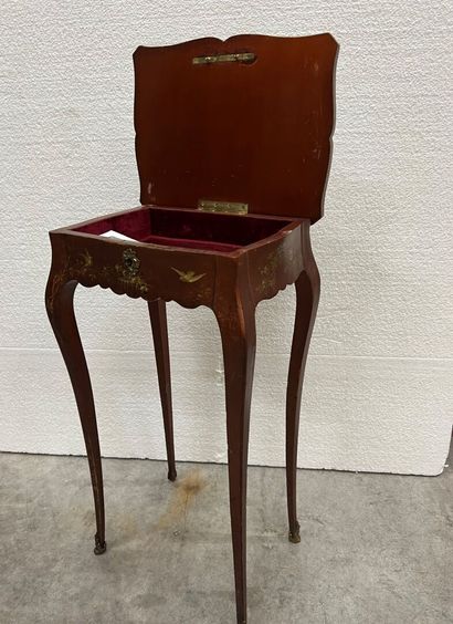 Petite table travailleuse ouvrant à un abattant...