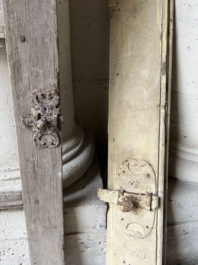 Wooden window, 18th century

H.110 cm L.73...