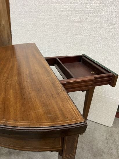Table de jeu demi-lune en placage d'acajou...