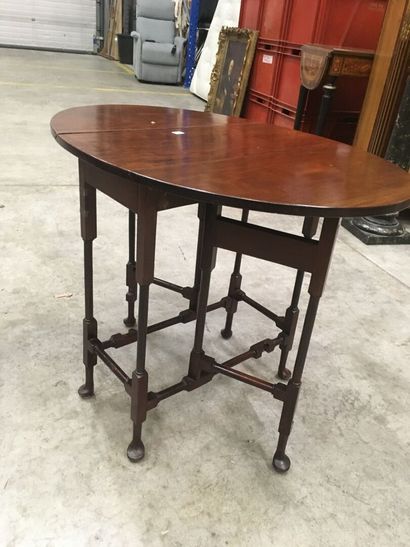 Small gatleg table in mahogany and mahogany...