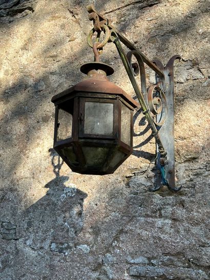 Pair of iron hanging lanterns and their gallows

H....