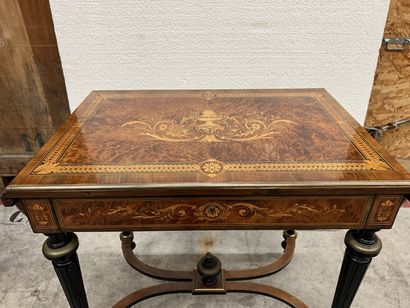 Petite table de milieu en marqueterie, fin...