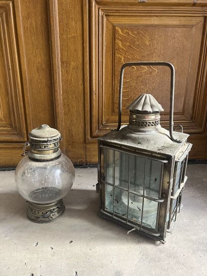 Lot of two brass lanterns, 19th century

One...
