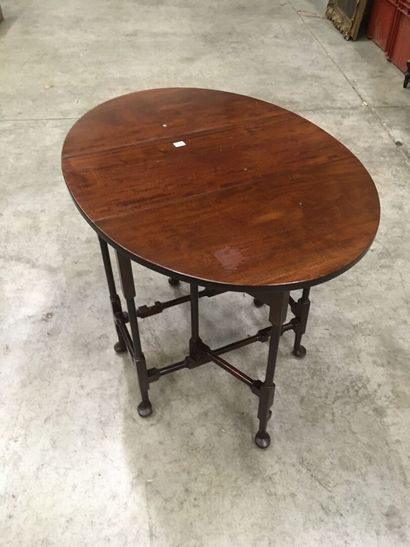 Small gatleg table in mahogany and mahogany...