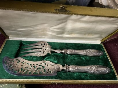 Set including a cutlery to serve fish and...