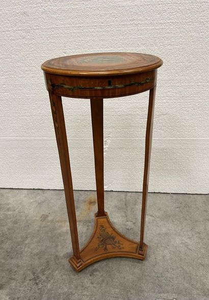 Petite table travailleuse ouvrant à un abattant...