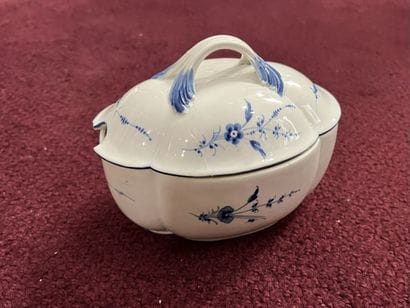 Chantilly, 18th century

Covered sugar bowl...