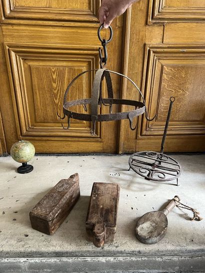 Lot including a crown of office in iron,...