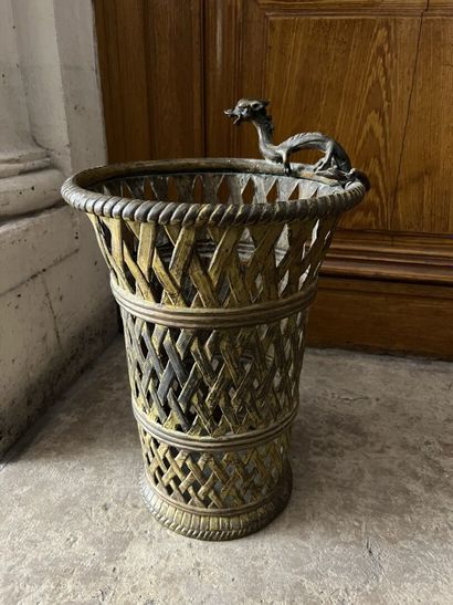 Basket in copper with a dragon in the round,...