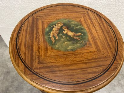 Petite table travailleuse ouvrant à un abattant...