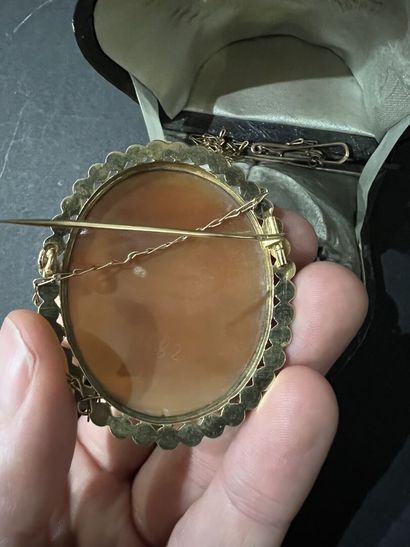 Cameo with a woman's profile, circa 1850
Gold...