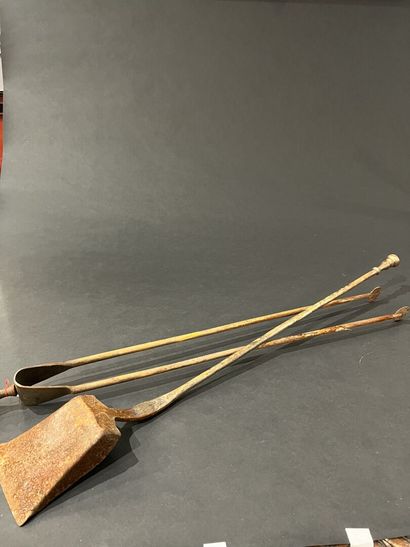 Shovel and tweezers of the Empire period...
