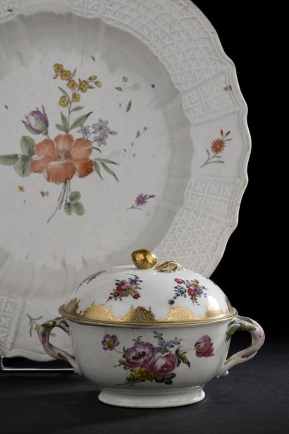 MENNECY AND PARIS, 18th century
Round ecuelle...