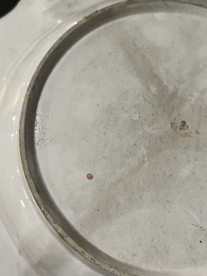 HÖCHST, 18th century
Round porcelain dish...