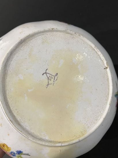 SÈVRES, 18th century, 1779
Round salad bowl...