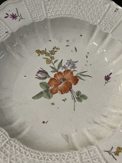 HÖCHST, 18th century
Round porcelain dish...