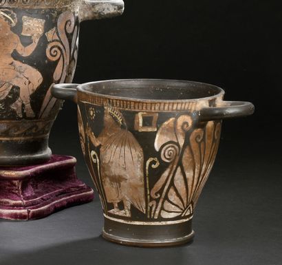 Skyphos with red figures decorated on one...