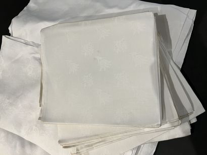 Table service, tablecloth and twelve napkins...