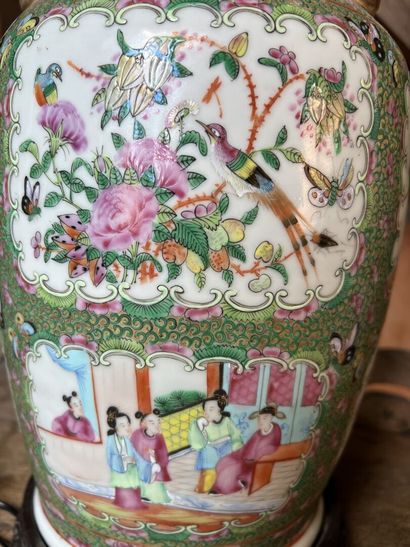 CANTON, fin XIXe
Paire de vases en porcelaine...