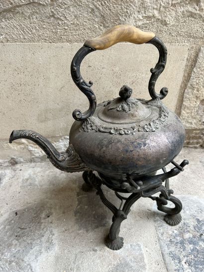 Théière et son réchaud, XIXème siècle

On...