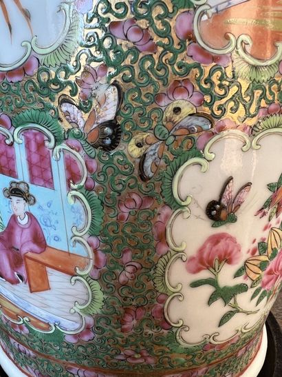 CANTON, fin XIXe
Paire de vases en porcelaine...