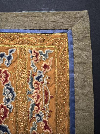CHINE
Broderie sur soie représentant un bouddha...