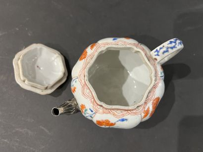 JAPON, XVIIe siècle
Petite théière en porcelaine...