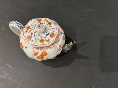 JAPON, XVIIe siècle
Petite théière en porcelaine...