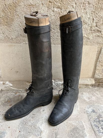 Souvenirs of the Mallet family.
Pair of laced...
