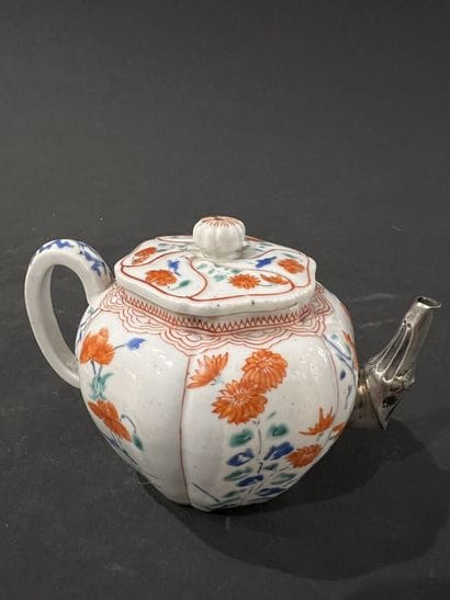 JAPON, XVIIe siècle
Petite théière en porcelaine...