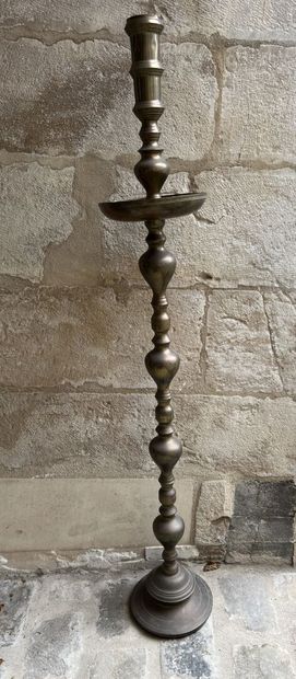 Large brass candle stick, 19th century
H....