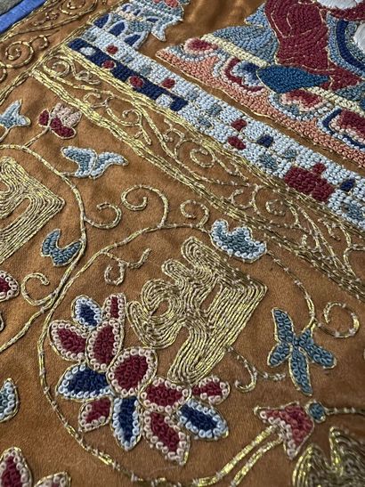 CHINE
Broderie sur soie représentant un bouddha...