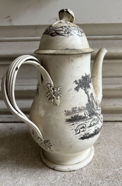 England, circa 1780
Coffee pot in fine earthenware
Decorated...