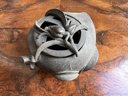 CHINE, XIXe 
Brûle parfum en bronze à décor...