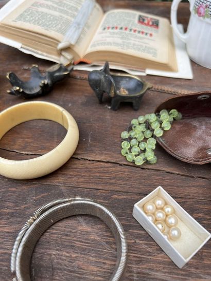 HANDKERCHIEF of accessories, jewelry, fan...