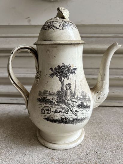 England, circa 1780
Coffee pot in fine earthenware
Decorated...