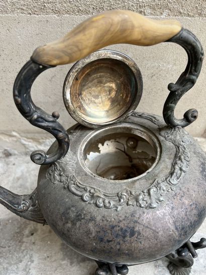Théière et son réchaud, XIXème siècle

On...