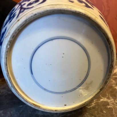 CHINE XVII, XVIIIe
Pot en porcelaine blanc...
