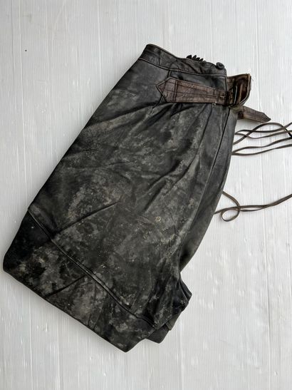 Souvenirs of the Mallet family.
Pants, black...