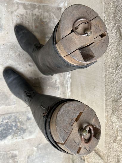 Souvenirs of the Mallet family.
Pair of laced...