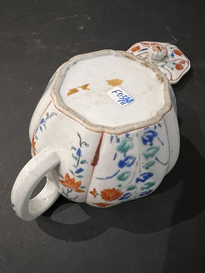 JAPON, XVIIe siècle
Petite théière en porcelaine...