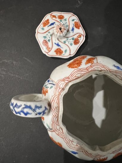 JAPON, XVIIe siècle
Petite théière en porcelaine...