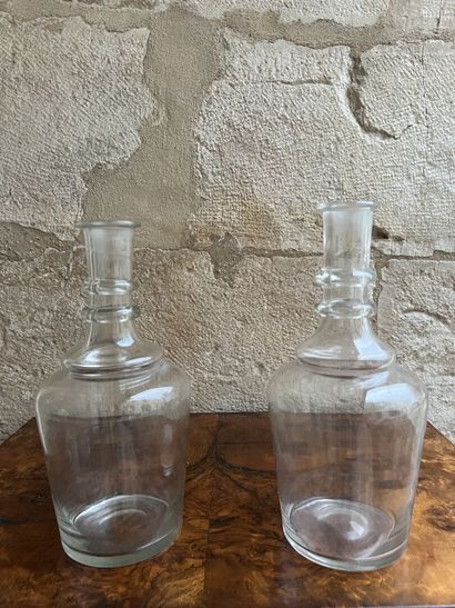 Lot de verres dépareillés et carafes