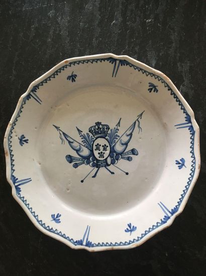 NEVERS, 18th century
Earthenware plate with...