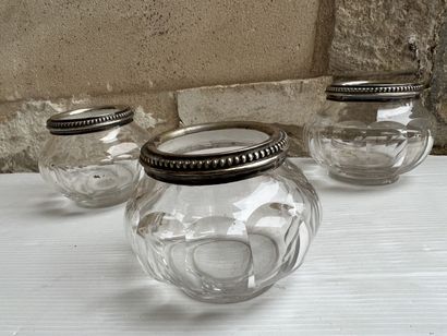 Trois petits pots en verre taillé et argent...