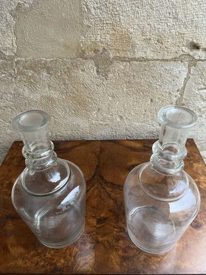 Lot de verres dépareillés et carafes
