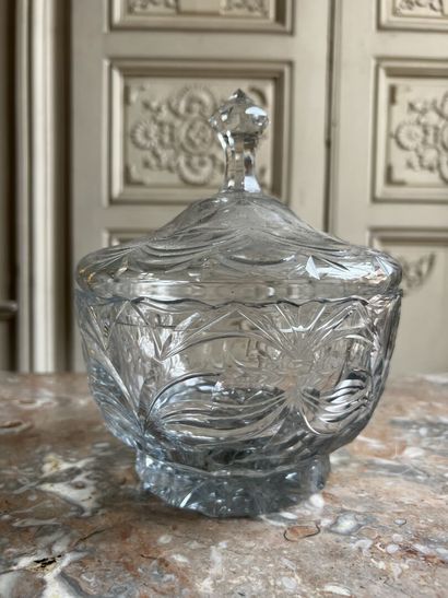 Bonbonnière en cristal, XIXe
A décor de frises,...