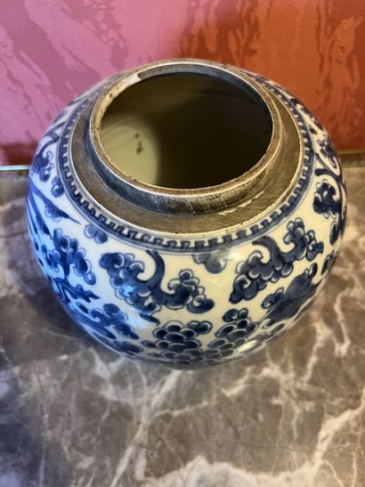 CHINE XVII, XVIIIe
Pot en porcelaine blanc...
