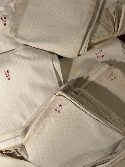 Reunion of thirty linen damask napkins called...